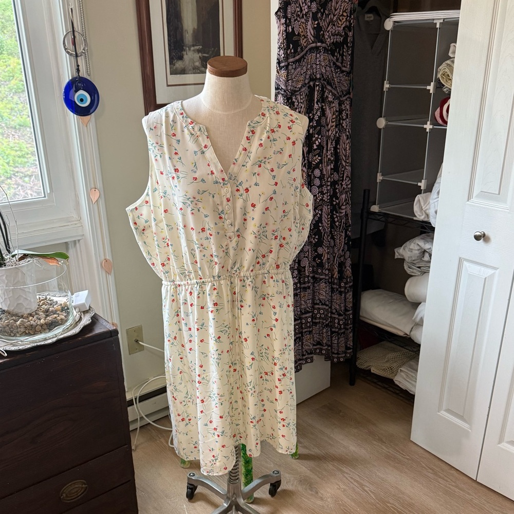 41 Hawthorn sleeveless white floral tie front dress size 3X
NWT